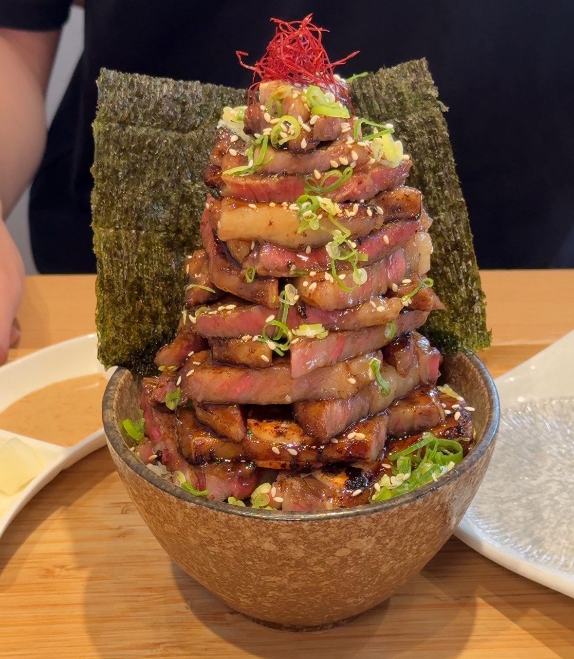 【台中美食推薦】嵐山熟成牛かつ專売(嵐山熟成炸牛排專賣店)南屯大墩店｜炸牛排、雙醬熟成咖哩、帶骨牛小排丼，草莓控必吃草莓季甜點！
