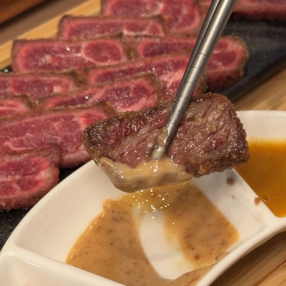 【台中美食推薦】嵐山熟成牛かつ專売(嵐山熟成炸牛排專賣店)南屯大墩店｜炸牛排、雙醬熟成咖哩、帶骨牛小排丼，草莓控必吃草莓季甜點！
