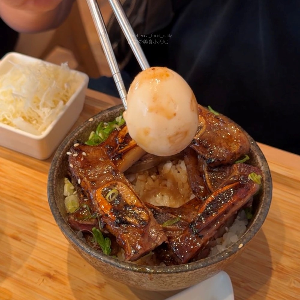 【台中美食推薦】嵐山熟成牛かつ專売(嵐山熟成炸牛排專賣店)南屯大墩店｜炸牛排、雙醬熟成咖哩、帶骨牛小排丼，草莓控必吃草莓季甜點！