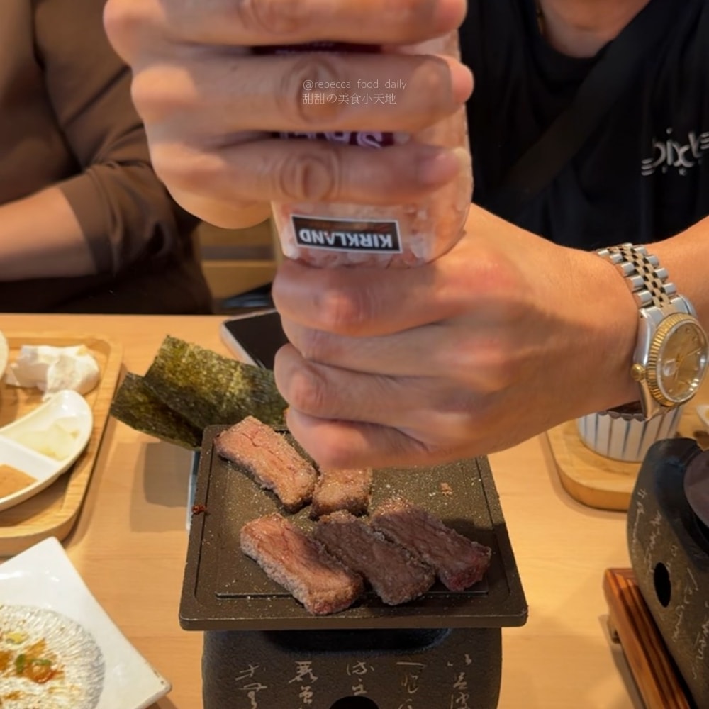 【台中美食推薦】嵐山熟成牛かつ專売(嵐山熟成炸牛排專賣店)南屯大墩店｜炸牛排、雙醬熟成咖哩、帶骨牛小排丼，草莓控必吃草莓季甜點！