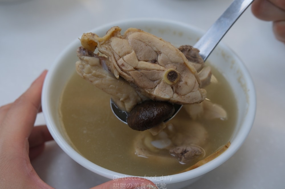 【土城美食】台灣G湯 新北土城店｜滿滿雞腿肉的多口味雞湯！推薦香菇雞、剝皮辣椒雞，還有賣冷凍包