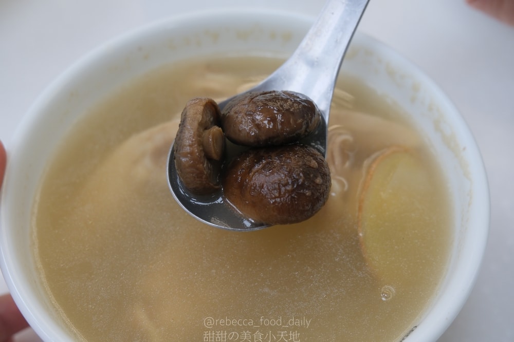 【土城美食】台灣G湯 新北土城店｜滿滿雞腿肉的多口味雞湯！推薦香菇雞、剝皮辣椒雞，還有賣冷凍包