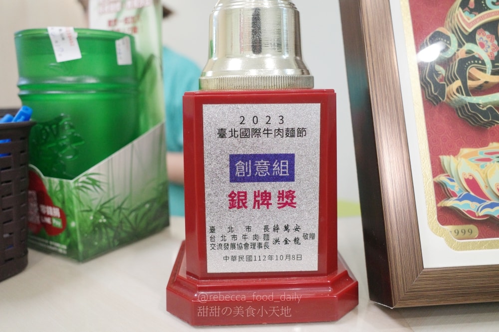 【萬華美食推薦】家辣麻辣鴨血、牛肉麵|隱藏巷弄的得獎牛肉麵!牛肋條入口即化 - 第1張圖 【萬華美食推薦】家辣麻辣鴨血、牛肉麵|隱藏巷弄的得獎牛肉麵!牛肋條入口即化