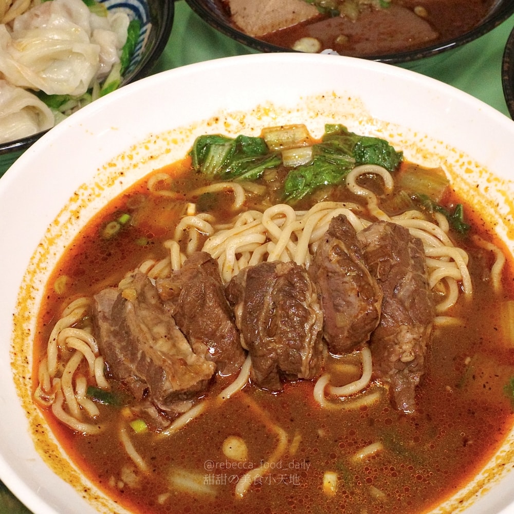 【萬華美食推薦】家辣麻辣鴨血、牛肉麵|隱藏巷弄的得獎牛肉麵!牛肋條入口即化 - 第2張圖 【萬華美食推薦】家辣麻辣鴨血、牛肉麵|隱藏巷弄的得獎牛肉麵!牛肋條入口即化