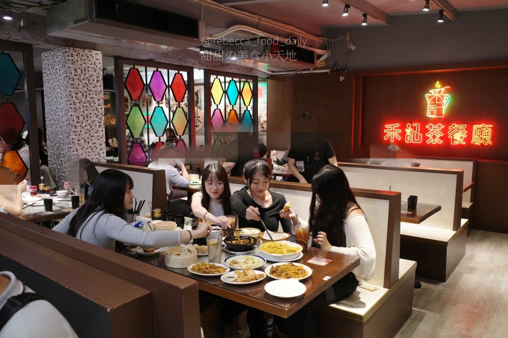 【台北港式推薦】禾記茶餐廳|國父紀念館美食|生意超好平日也客滿!花雕雞腿、咖哩大蝦、各式港點|2026最新菜單 - 第2張圖 【台北港式推薦】禾記茶餐廳|國父紀念館美食|生意超好平日也客滿!花雕雞腿、咖哩大蝦、各式港點|2026最新菜單