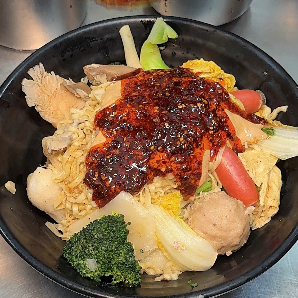 【士林夜市美食推薦】麻辣的誘惑：文大、淡大回憶殺！秤重均一價$45/100g、低消 60 元飲料無限暢飲