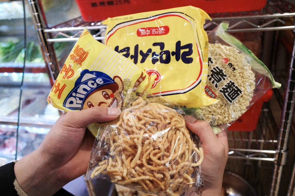【士林夜市美食推薦】麻辣的誘惑：文大、淡大回憶殺！秤重均一價$45/100g、低消 60 元飲料無限暢飲
