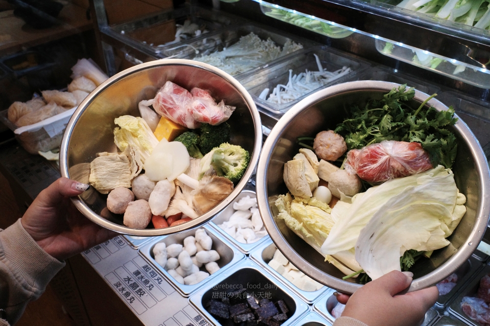 【士林夜市美食推薦】麻辣的誘惑：文大、淡大回憶殺！秤重均一價$45/100g、低消 60 元飲料無限暢飲