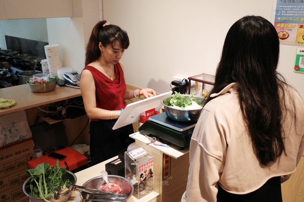 【士林夜市美食推薦】麻辣的誘惑：文大、淡大回憶殺！秤重均一價$45/100g、低消 60 元飲料無限暢飲