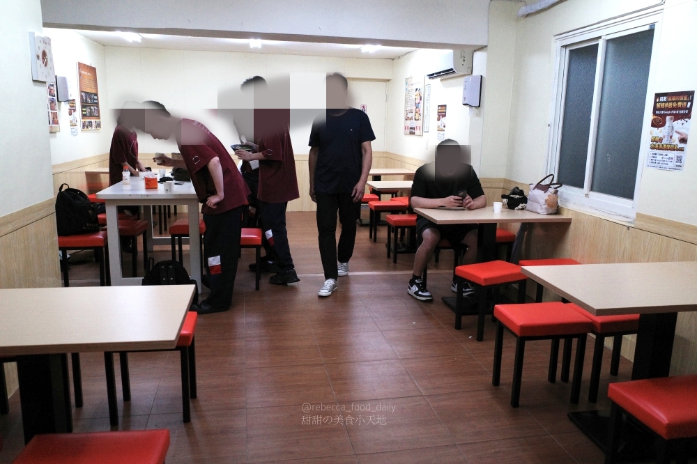 【士林夜市美食推薦】麻辣的誘惑：文大、淡大回憶殺！秤重均一價$45/100g、低消 60 元飲料無限暢飲
