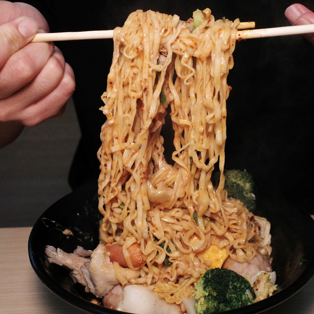 【士林夜市美食推薦】麻辣的誘惑：文大、淡大回憶殺！秤重均一價$45/100g、低消 60 元飲料無限暢飲