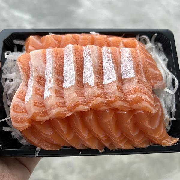 花蓮美食｜ 龍門海鮮/潮鮮 海鮮專賣店｜25片超鮮鮭魚生魚片只要$300！